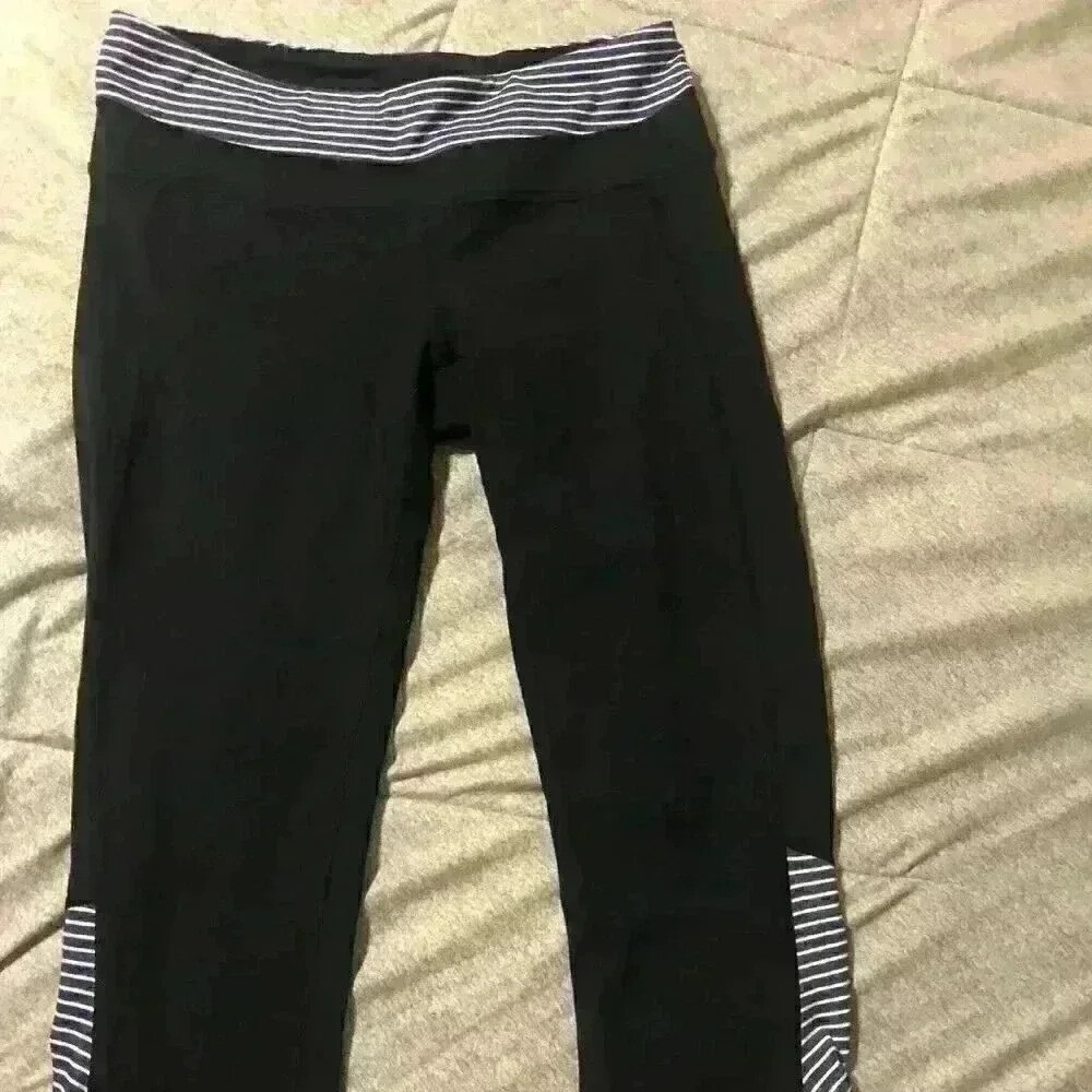 Athleta Be Free Knicker Black Striped Waistband Capri Leggings‎ Womens Size SP